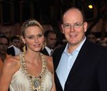 Le prince Albert II de Monaco et son épouse Charlene Wittstock, amoureux complices, lors du 50e anniversaire du stade nautique Prince Rainier III à Monaco le 19 août 2011