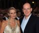 Le prince Albert II de Monaco et son épouse Charlene Wittstock, amoureux complices, lors du 50e anniversaire du stade nautique Prince Rainier III à Monaco le 19 août 2011