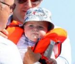 Elton John et David Furnish à Saint-Tropez le 18 août 2011, arrivant au club 55 : leur bébé enfile son gilet de sauvetage 