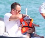 Elton John et David Furnish à Saint-Tropez le 18 août 2011, arrivant au club 55 : leur bébé Zachary est rigolo avec son gilet de sauvetage 