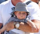 Elton John et son amoureux David Furnish à Saint-Tropez le 19 août 2011, ils arrivent au Club 55 : bébé Zachary est craquant dans son ensemble gris et son bob 