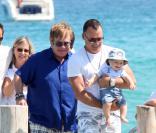 Elton John et David Furnish à Saint-Tropez le 18 août 2011, arrivant au club 55 