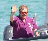 Elton John, accompagné de son amoureux David Furnish et de leur fils Zachary, à Saint-Tropez le 19 août 2011, ils arrivent au Club 55 