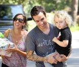 Pete Wentz avec son fils Bronx Mowgli, et sa nouvelle petite amie, à Los Angeles, vendredi 19 août 2011.