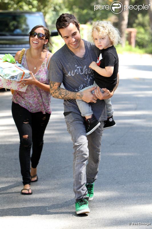 Pete Wentz avec son fils Bronx Mowgli, et sa nouvelle petite amie, à Los Angeles, vendredi 19 août 2011.