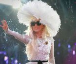 Lady Gaga salue le public alors qu'elle se trouve dans les studios de la chaîne MTV à New York le 18 août 2011