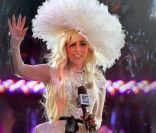 Lady Gaga salue le public alors qu'elle se trouve dans les studios de la chaîne MTV à New York le 18 août 2011