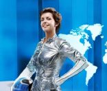 Nathalie Renoux, vêtue d'une tenue en aluminium, pour promouvoir son retour au JT de M6, le 19:45, le week-end.