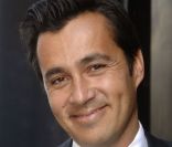 Olivier Galzi reste à i-Télé. Le présentateur quitte la tranche matinale pour animer les soirées du week-end de 18h à minuit ainsi que toutes les soirées spéciales et électorales.