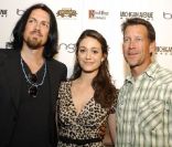  Steve Howey, Emmy Rossum et James Denton à la soirée organisée par le magazine Michigan Avenue pour présenter la couverture du numéro de septembre sur laquelle pose l'actrice. Chicago, 21 août 2011 