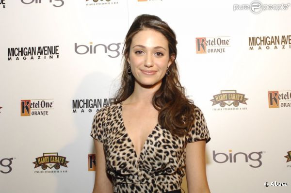 Emmy Rossum est ravissante dans sa robe léopard Gérard Darel portée lors d'une soirée la mettant à l'honneur à Chicago le 21 août 2011 