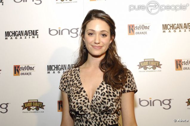 Emmy Rossum est ravissante dans sa robe léopard Gérard Darel portée lors d'une soirée la mettant à l'honneur à Chicago le 21 août 2011 