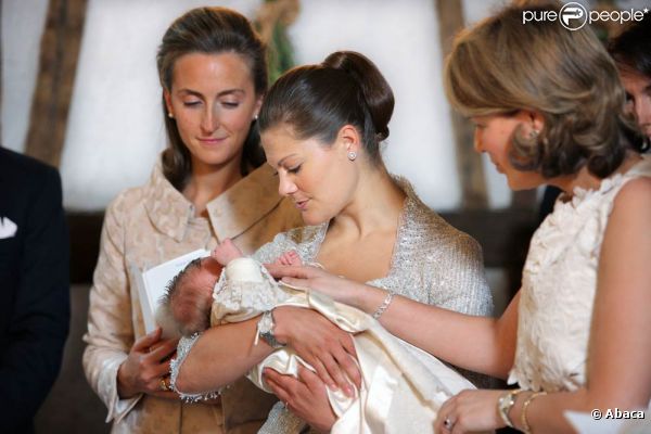 Victoria de Suède au baptême de sa filleule la princesse Eleonore de Belgique, le 14 juin 2008. 
 La princesse Victoria de Suède est enceinte de son premier enfant, dont la naissance est attendue pour mars 2012. Mais l'héritière suédoise a déjà une solide expérience de marraine !