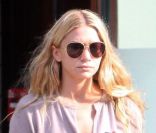 Mary-Kate Olsen, en duel avec sa soeur Ashley dans le Look de la semaine, a été aperçue à la sortie de son hôtel dans le quartier branché de Tribeca. New York, le 18 août 2011.  