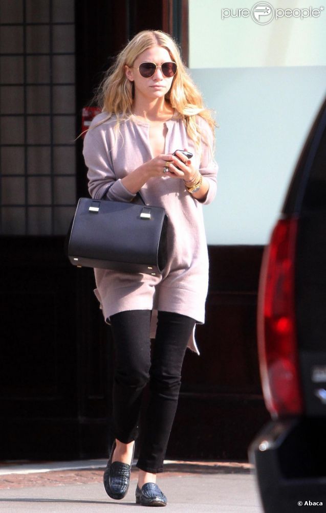 Mary-Kate Olsen, en duel avec sa soeur Ashley dans le Look de la semaine, a été aperçue à la sortie de son hôtel dans le quartier branché de Tribeca. New York, le 18 août 2011.  