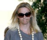 Reese Witherspoon enchaîne les apparitions dans nos rubriques Look de la semaine. Une fois de plus, son look fait l'unanimité. Los Angeles, le 22 août 2011. 