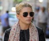 Ashley Olsen, en promenade dans le quartier de Tribeca, affronte sa soeur jumelle dans le <em>Look de la semaine</em>. New York, le 22 août.