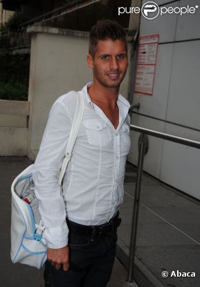 Benoît (Secret Story 4) arrive dans les locaux de NRJ, à Paris, vendredi 26 août 2011.