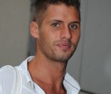 Benoît (Secret Story 4) arrive dans les locaux de NRJ, à Paris, vendredi 26 août 2011.