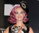 Katy Perry, grande reine de la soirée, pose avec ses prix lors des MTV Video Music Awards, à Los Angeles, le 28 août 2011.