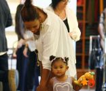 Christina Milian fait du shopping avec sa fille Violet dans West Hollywood le 30 août 2011