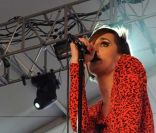 Yelle sur la scène des Francofolies de La Rochelle, le 16 juillet 2011.