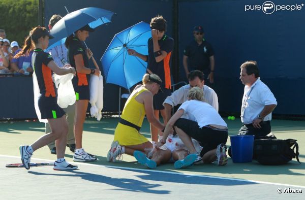 Soigneurs et ramasseurs de balles se sont précipités pour porter secours à la jeune Jamie Hampton, bien aidés par Elena Baltacha, son adversaire du jour à l'US Open 2011