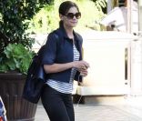Katie Holmes sort d'un rendez-vous professionnel avec un grand sourire ! Los Angeles, 1e septembre 2011