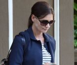 Katie Holmes sort d'un rendez-vous professionnel avec un grand sourire ! Los Angeles, 1e septembre 2011