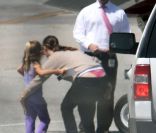 Jennife Garner et sa fille Violet, à l'aéroport de Los Angeles, le 1er septembre 2011.