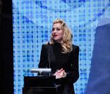 Madonna remet le premier Gucci Award For Women In Cinema à Jessica Chastain, à Venise, le 2 septembre 2011.