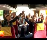 Les neuf candidats se dirigent vers l'aéroport pour prendre l'avion qui les conduira à Ibiza ( Les Ch'tis à Ibiza  du lundi 5 septembre 2011 sur W9).