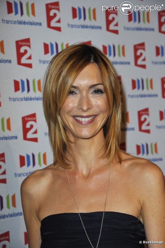 La belle Véronique Mounier, à la conférence de presse de rentrée de France 2 au Théâtre du Rond-Point des Champs Élysées à Paris, le 5 août 2011