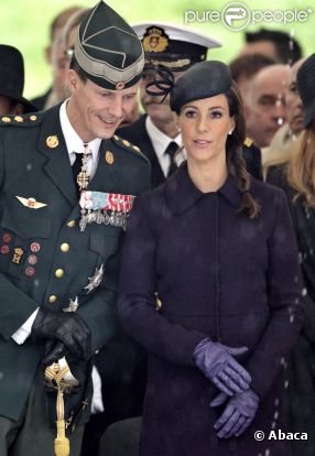 La princesse Marie, qui a abandonné son uniforme de la veille pour mouler sa grossesse dans un manteau violet, avec le prince Joachim pour rendre hommage aux soldats disparus. 
 La famille royale danoise était rassemblée à la citadelle (Kastellet) de Copenhague, lundi 5 septembre 2011, pour un hommage aux soldats danois tombés au champ d'honneur en oeuvrant pour la paix au sine de l'ONU ou de l'OTAN.