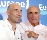 Jean-Pierre Elkabbach et Nicolas Canteloup à la conférence de presse d'Europe 1 à Paris, en septembre 2007  