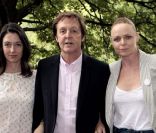<p>Paul McCartney et ses deux filles aînées, Mary et Stella, à Londres, le 15 juin 2009.</p>