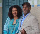 Danny Glover, avec sa bien aimée Eliane, inaugure la cabine de plage à son nom sur les planches, lors du festival de Deauville le 7 septembre 2011