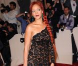 Rihanna est la nouvelle égérie Armani. Pour la nouvelle campagne de publicité, elle a posé devant l'objectif de Steven Klein à New York.