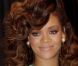 Rihanna fait des étincelles en blonde sexy pour Armani