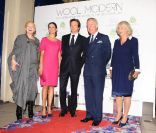  En présence de Vivienne Westwood, le prince Charles et sa femme Camilla étaient ravis de la venue de l'acteur Colin Firth avec son épouse Livia. 
 Les people étaient au rendez-vous à La Galleria, à Londres, le 7 septembre 2011, pour le vernissage de l'exposition Wool Modern (Laine Moderne), opération de communication du programme de promotion de la laine enclenché en octobre 2010 par le prince Charles. 