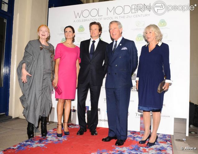  En présence de Vivienne Westwood, le prince Charles et sa femme Camilla étaient ravis de la venue de l'acteur Colin Firth avec son épouse Livia. 
 Les people étaient au rendez-vous à La Galleria, à Londres, le 7 septembre 2011, pour le vernissage de l'exposition Wool Modern (Laine Moderne), opération de communication du programme de promotion de la laine enclenché en octobre 2010 par le prince Charles. 