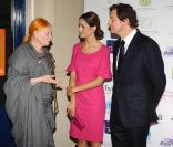  Colin Firth et sa femme Livia ont apprécié leur rencontre avec Vivienne Westwood. 
 Les people étaient au rendez-vous à La Galleria, à Londres, le 7 septembre 2011, pour le vernissage de l'exposition Wool Modern (Laine Moderne), opération de communication du programme de promotion de la laine enclenché en octobre 2010 par le prince Charles. 