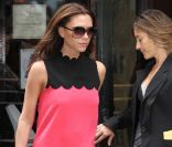 Victoria Beckham sort du restaurant français Balthazar lors de la Fashion Week new-yorkaise le 11 septembre 2011
