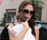 Victoria Beckham avec sa fille Harper lors de la Fashion Week new-yorkaise le 11 septembre 2011