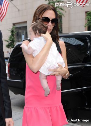 Victoria Beckham avec sa fille Harper lors de la Fashion Week new-yorkaise le 11 septembre 2011