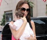 Victoria Beckham avec sa fille Harper lors de la Fashion Week new-yorkaise le 11 septembre 2011