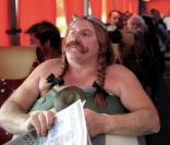 La parodie de Gérard Depardieu et Edouard Baer de l'incident du pipi dans l'avion