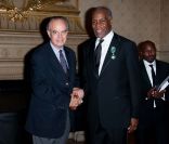 Danny Glover reçoit les insignes de chevalier des Arts et des Lettres, à Paris, le 12 septembre 2011.