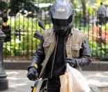 Justin Theroux a rejoint sa compagne Jennifer Aniston dans West Village à New York pour un déjeuner en amoureux le 14 septembre 2011