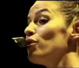 Elisa Tovati interprétant sa chanson Neuf mois